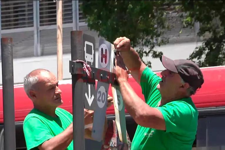 Números por letras: comenzó el cambio de señalización en garitas por el nuevo transporte urbano