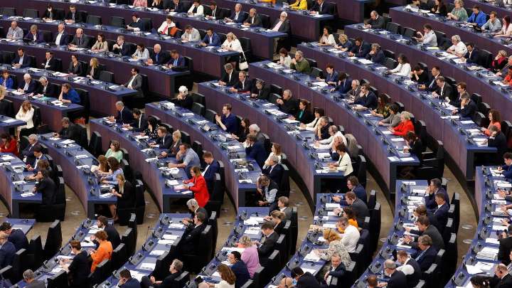 El PP vota contra el objetivo de reducción de emisiones en Europa mientras negocia con Vox en España