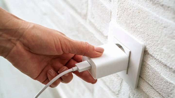 El significado oculto de los símbolos de tu cargador que siempre has ignorado