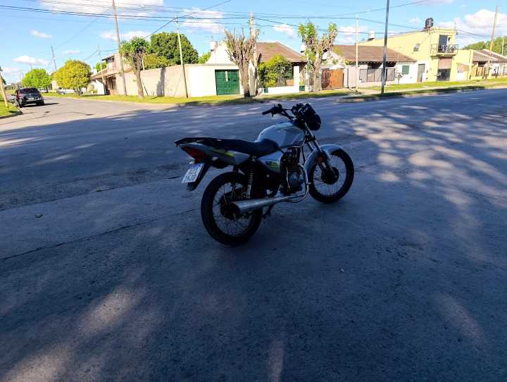 Motociclistas con lesiones leves tras una colisión en una avenida