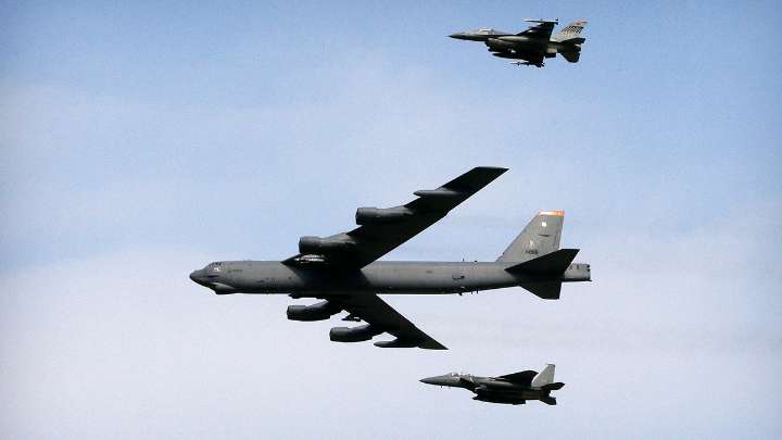 Un avión bombardero y dos cazas de EE.UU. sobrevolaron las aguas cerca de Venezuela