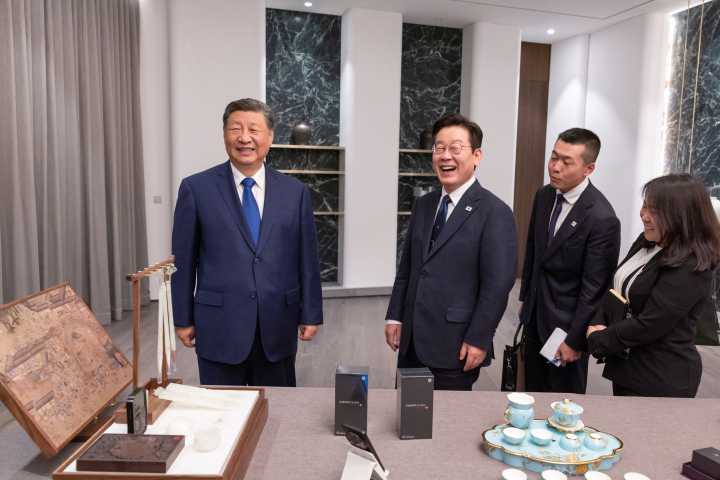 Xi Jokes About Spying with Phone Gift for South Korea's Lee
