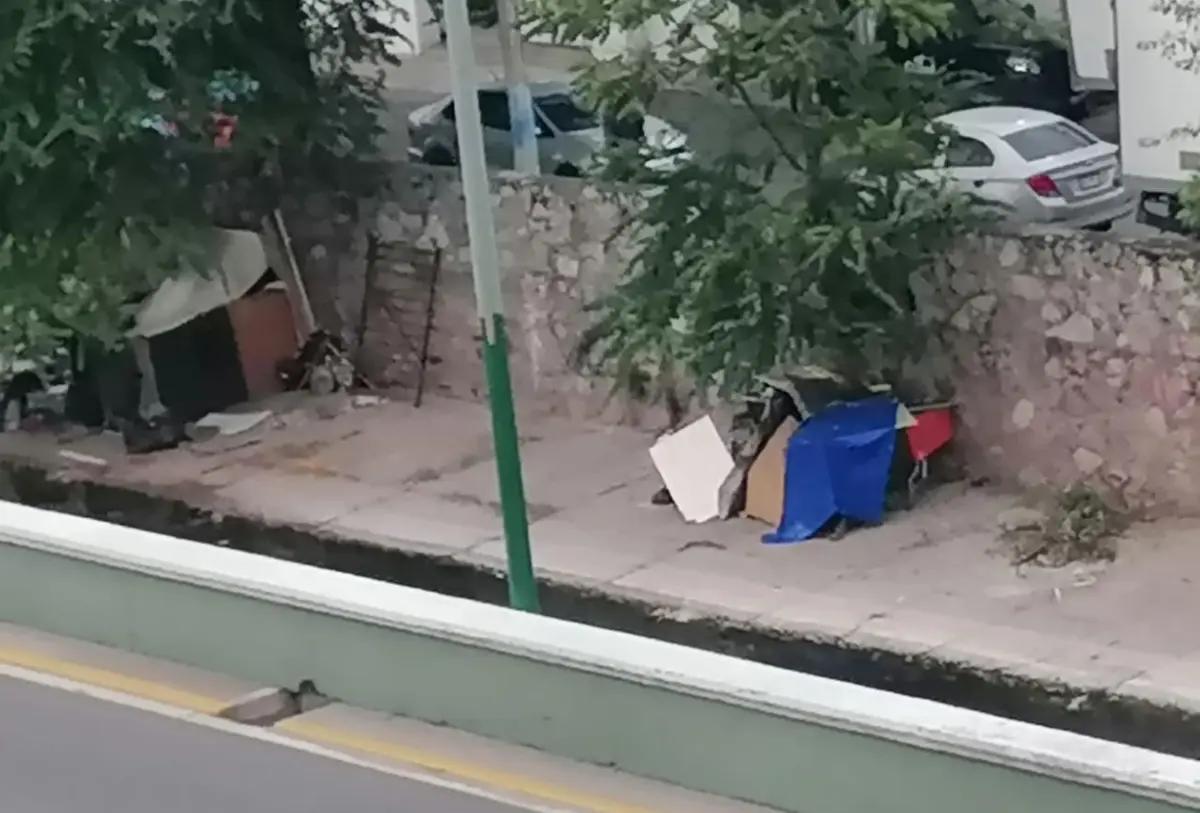 Denuncian campamento de indigentes junto a franja turística de Puerto Vallarta, en canal del Libramiento