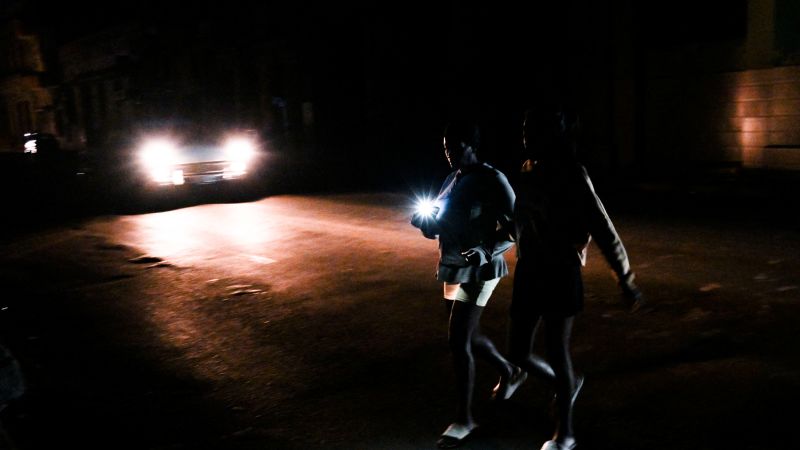 Cuba lucha por aliviar cortes electricidad ante reducción de suministro combustible de Venezuela y México