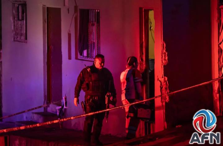 Ejecutan a una mujer a balazos dentro de una vivienda