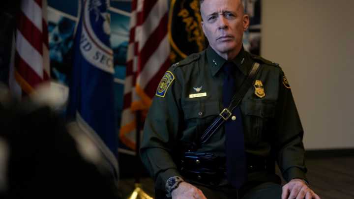 Jefe de la patrulla fronteriza admitió haber mentido en fallo que limita uso de la fuerza por agentes en Chicago, según jueza