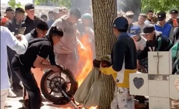 VIDEO.- Murió el adolescente de 15 años que fue baleado en San Carlos: insólito ritual en el Cementario