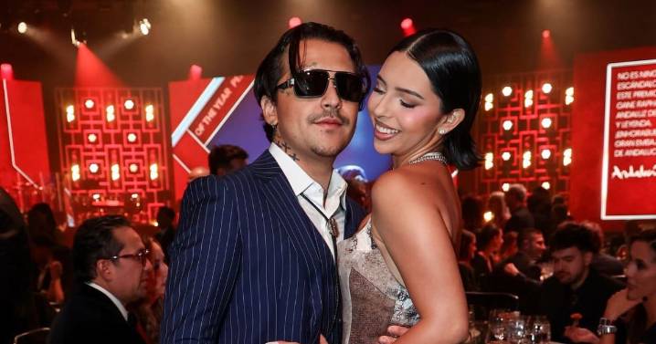 Christian Nodal y Ángela Aguilar posan muy enamorados en la alfombra roja de los Latin Grammy 2025