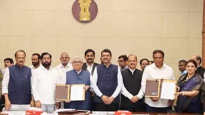 Stand and greet MP, MLA: Maharashtra orders officials to show respect to lawmakers