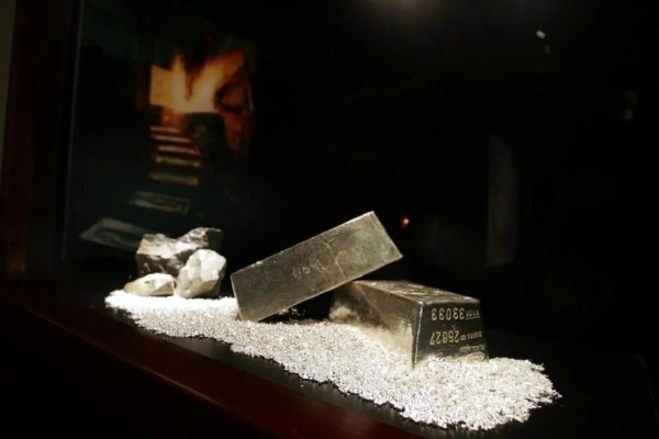 Toca plata nuevo máximo y supera los 54 dólares por onza