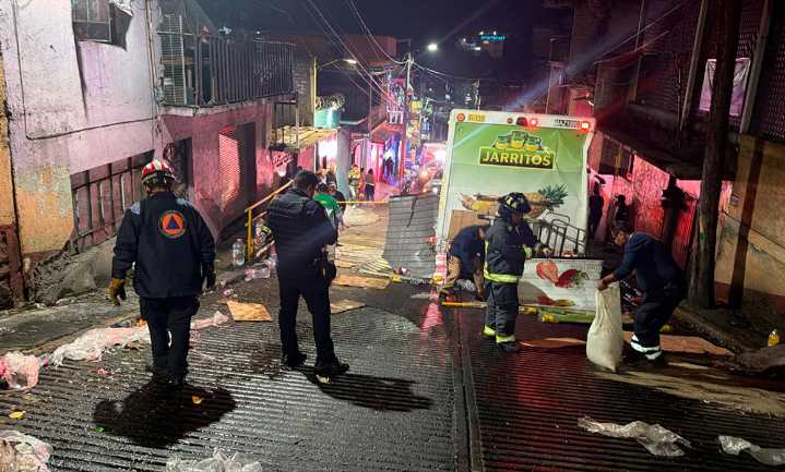 Patina camión de Jarritos, tira postes y choca casa en bajada del diablo