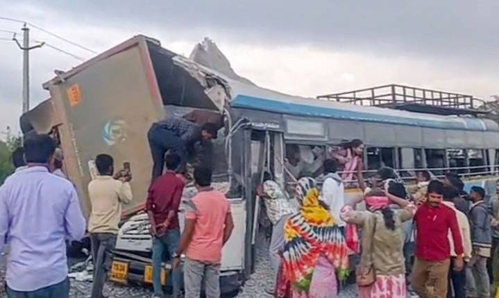 19 dead as tipper lorry carrying gravel collides head