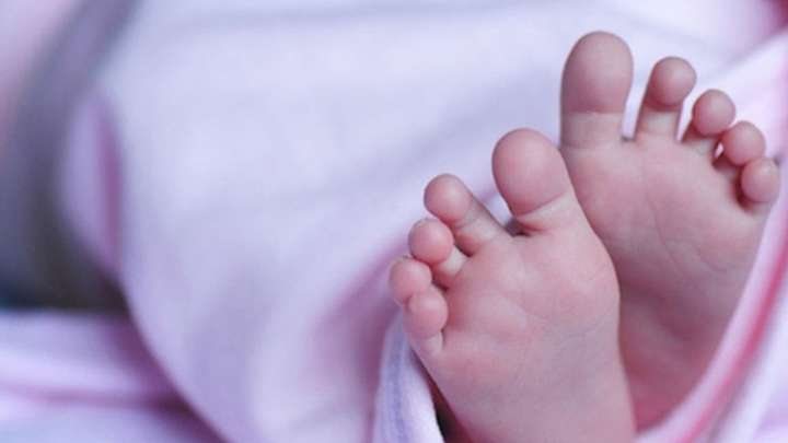 Dan de alta a bebé abandonada por mujer que parió en calles de GAM