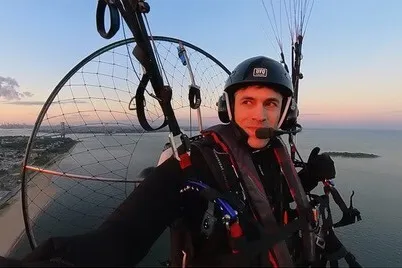 'Fan Man' steals hearts, inspires New Yorkers with high