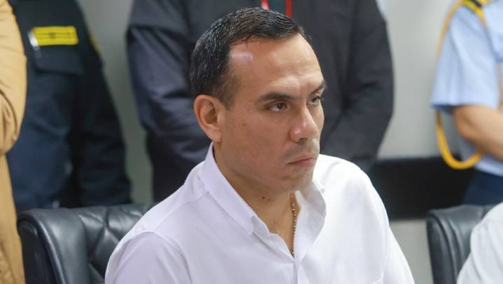 Jerí amenaza con invadir embajada de México en Perú