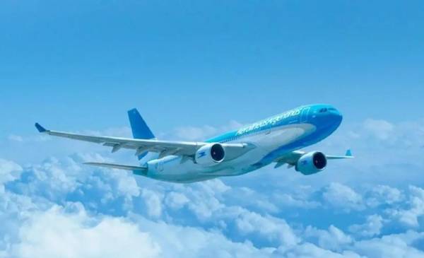 Vuelo directo a la "Isla Feliz": Aerolíneas Argentinas extendió una ruta aérea