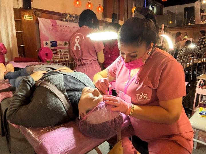 FOTOS: Dan tratamientos de belleza a mujeres con cáncer en CDMX