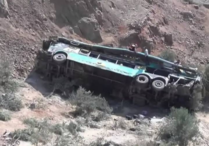 Mueren 37 personas al desbarrancarse autobús de pasajeros en Perú