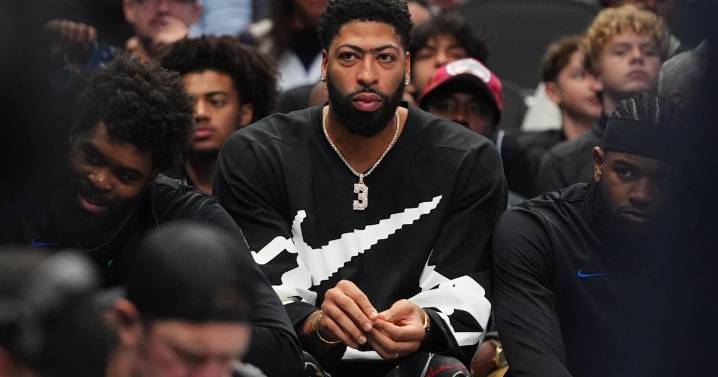 Mavs' Anthony Davis gets cheers and another loss in his return to LA after a 14