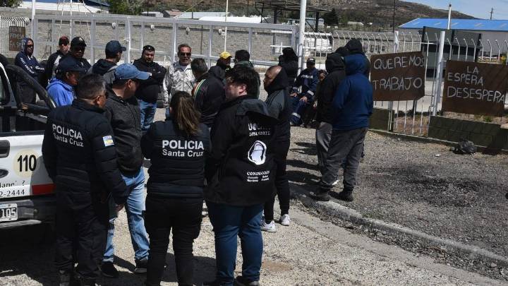 Desocupados de UOCRA bloquean instalaciones de YPF en zona norte