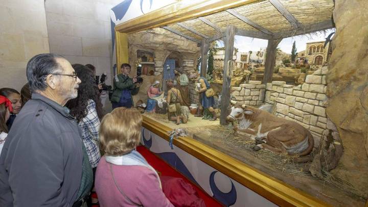 Inauguración del nacimiento situado en el zaguán del Ayuntamiento de Alicante