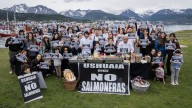Ushuaia: fuerte protesta de chef y pescadores ante la posible reactivación de las salmoneras en la provincia