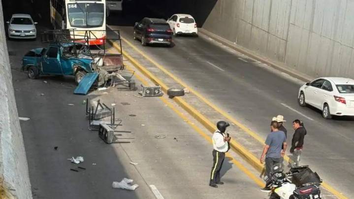 Exceso de velocidad causa accidente en el desnivel de Av. Constituyentes
