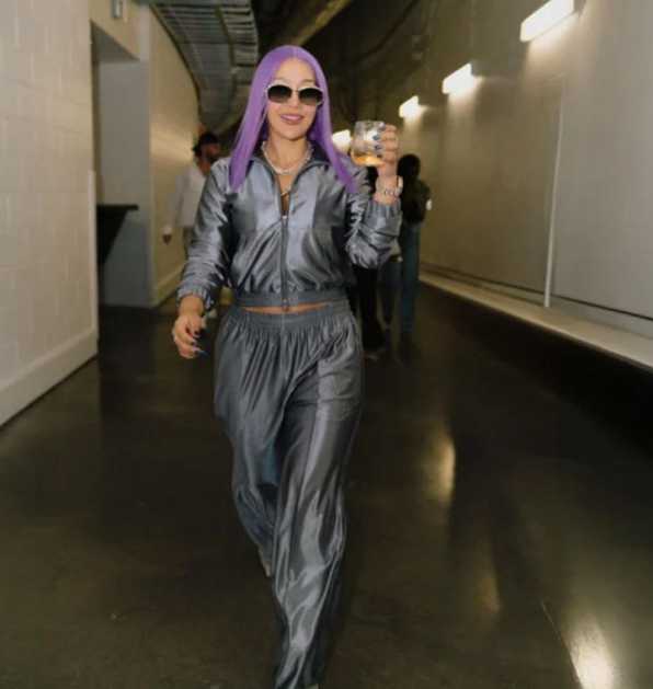 FARIANA INICIA LA CELEBRACIÓN DE FIN DE AÑO CON SU NUEVA CANCIÓN “BEBIEMBRE”