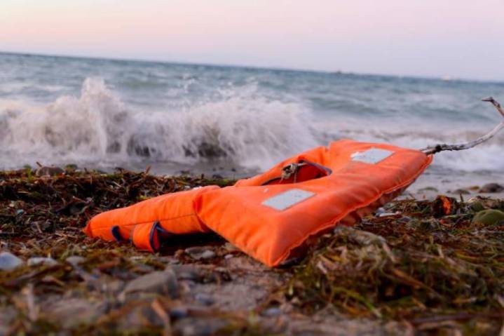 Naufragio en Panamá: niña colombiana fallece y 20 migrantes son rescatados