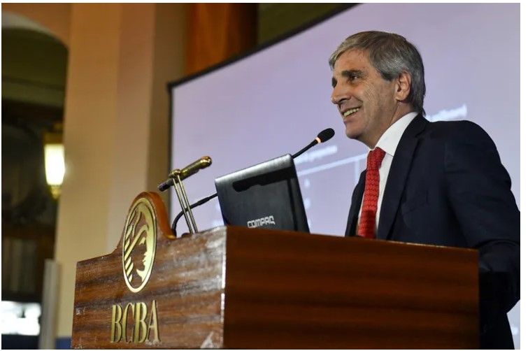 Luis Caputo tildó de "operación" la versión sobre la caída del rescate negociado con bancos