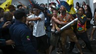 Tensión en la COP30 de Brasil: manifestantes irrumpen para pedir gravar a los ricos y los enfrentamientos dejan dos agentes heridos