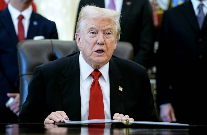 Cele|bitchy | Donald Trump stood by blankly as a man collapsed in the Oval Office