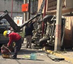 Vuelca transporte público en Los Reyes La Paz y deja dos personas fallecidas