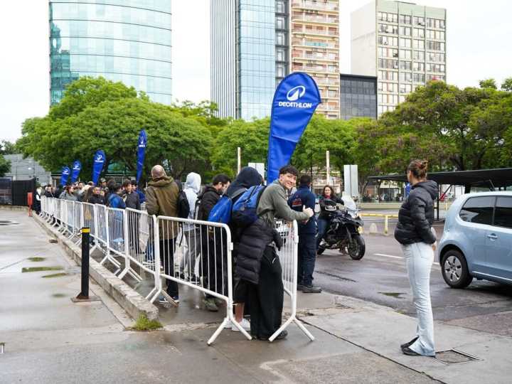 Furor por Decathlon: acampe, cola desde la madrugada y debate por los precios