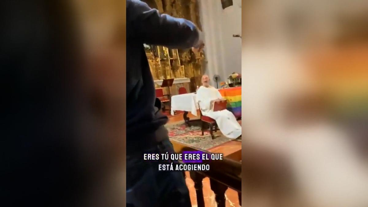 Polémica en Sevilla porque un sacerdote cuelga la bandera LGTBI en el altar de su iglesia
