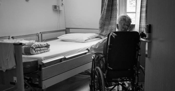 El Ayuntamiento de Barcelona promueve la eutanasia en centros de mayores disfrazándola de «dignidad»