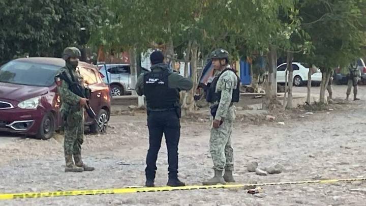 Ejecutan a balazos a una mujer y dejan una cartulina con mensaje en la colonia Pemex