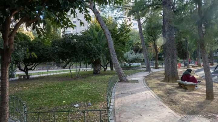 Qué se sabe del trágico hallazgo de dos chicas sin vida en un parque de Jaén: de madrugada, cerca de la biblioteca y sin signos de violencia