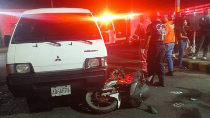 ¡A toda velocidad! Motorizado provoca brutal choque al impactar contra un vehículo.