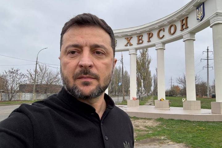 Zelenski visita Jersón para conmemora el tercer aniversario de la expulsión de los rusos