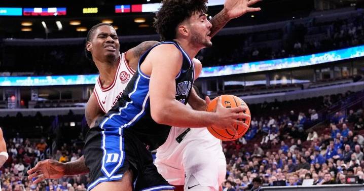 Cameron Boozer scores 35 points as No. 4 Duke tops No. 22 Arkansas 80