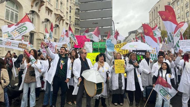 Más de 200 médicos murcianos protestan en Madrid antes de la huelga nacional