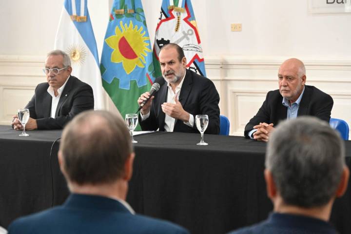 El municipio acordó con las empresas del polo un aporte extraordinario para financiar 13 obras hidráulicas