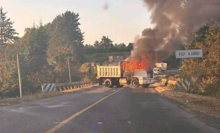 Armados queman camión en la Pátzcuaro
