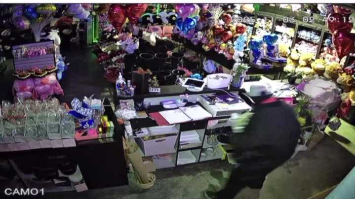 Burglars steal thousands from Commerce City flower shop: Police