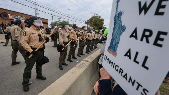 Redadas inmigratorias en EE.UU. generan polémica y descontento; Trump dice que no han ido lo suficientemente lejos