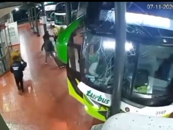 Abren investigación por choque de bus en terminal