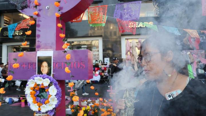 Recuerdan colectivos a víctimas de feminicidios y desaparecidos en México en Día de Muertos