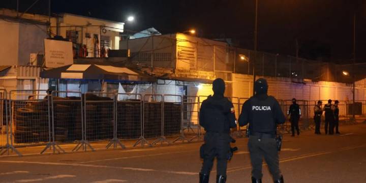 Motín en cárcel de Ecuador deja 32 muertos por asfixia, incluidos dos venezolanos