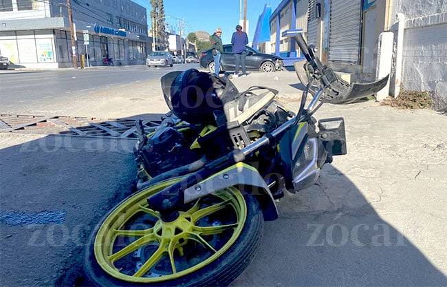 Adolescente muere minutos después de ser embestido en su motocicleta en la Zona Centro de Saltillo